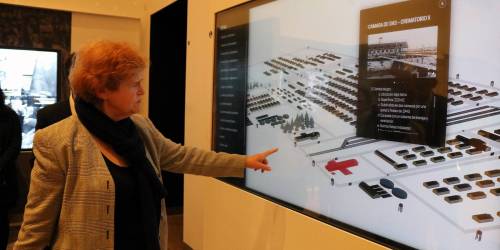 Deborah Lipstadt recorrió la exhibición permanente