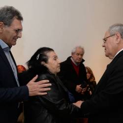 La sobreviviente Eugenia Unger con el presidente honorario Claudio Avruj y Dani Dayan.